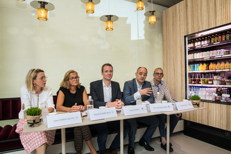 Anne Darin-Jaulin et Mireille Rahme-Bley, respectivement directrice et vice-présidente de l’UCVL, ainsi que Serge Wilmes, premier échevin en charge du commerce, et Patrick Goldschmidt, échevin à la Ville de Luxembourg, ont présenté la 90e édition de la Braderie dans la boutique Victorine à la gare. (Photo: Nader Ghavami)