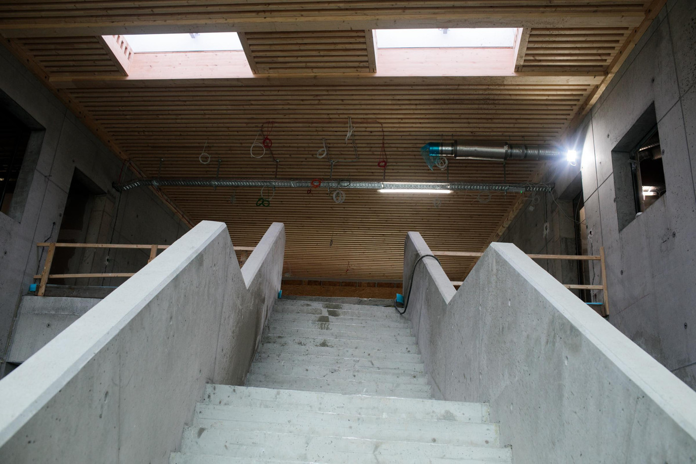 L’escalier ouvert est pensé comme une zone de communication.  (Photo: Matic Zorman/Maison Moderne)