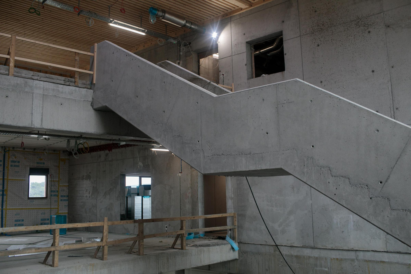 L’escalier présente une forme géométrique qui donne un caractère architectural au bâtiment. (Photo: Matic Zorman/Maison Moderne)