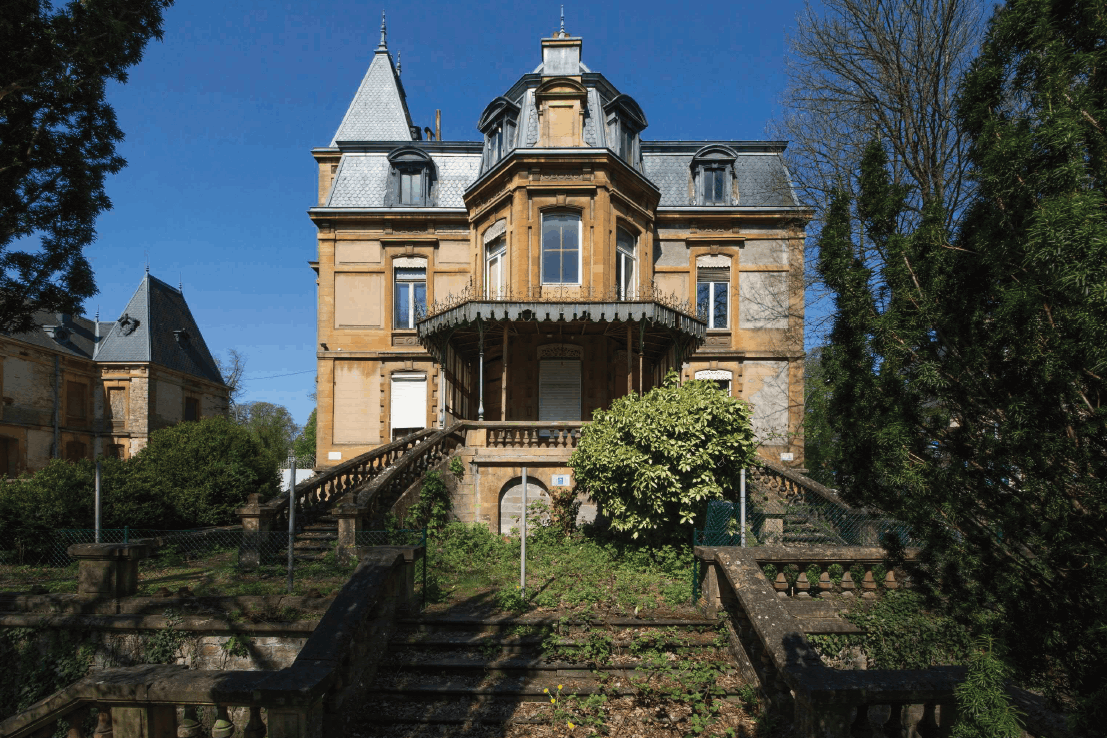 La villa s’ouvre à l’arrière sur un magnifique jardin. (Photo: Jan Hanrion/Patricia Pitsch – archives Maison Moderne)