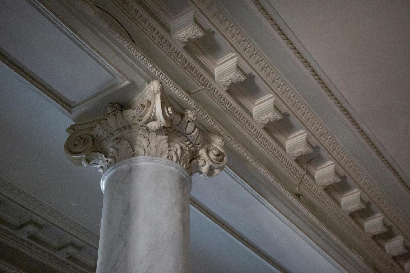 Détails du plafond du hall d’entrée. (Photo: Jan Hanrion/Patricia Pitsch – archives Maison Moderne)