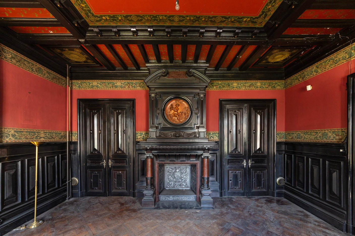 Un des salons, au style néo-Renaissance, avec sa majestueuse cheminée. (Photo: Jan Hanrion/Patricia Pitsch – archives Maison Moderne)
