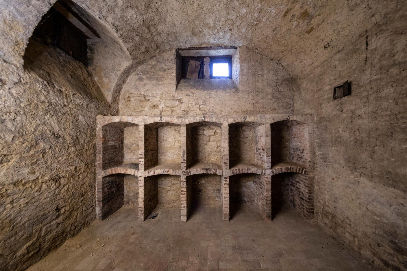 Au sous-sol, on trouve des caves voûtées et des rangements pour le vin. (Photo: Jan Hanrion/Patricia Pitsch – archives Maison Moderne)