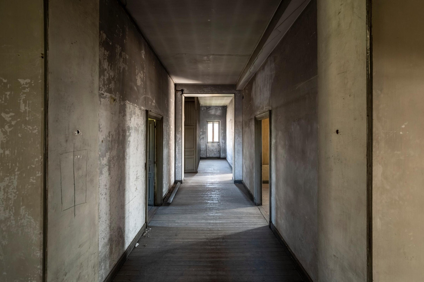 Le couloir du dernier étage, niveau destiné à l’époque à loger les domestiques. (Photo: Jan Hanrion/Patricia Pitsch – archives Maison Moderne)