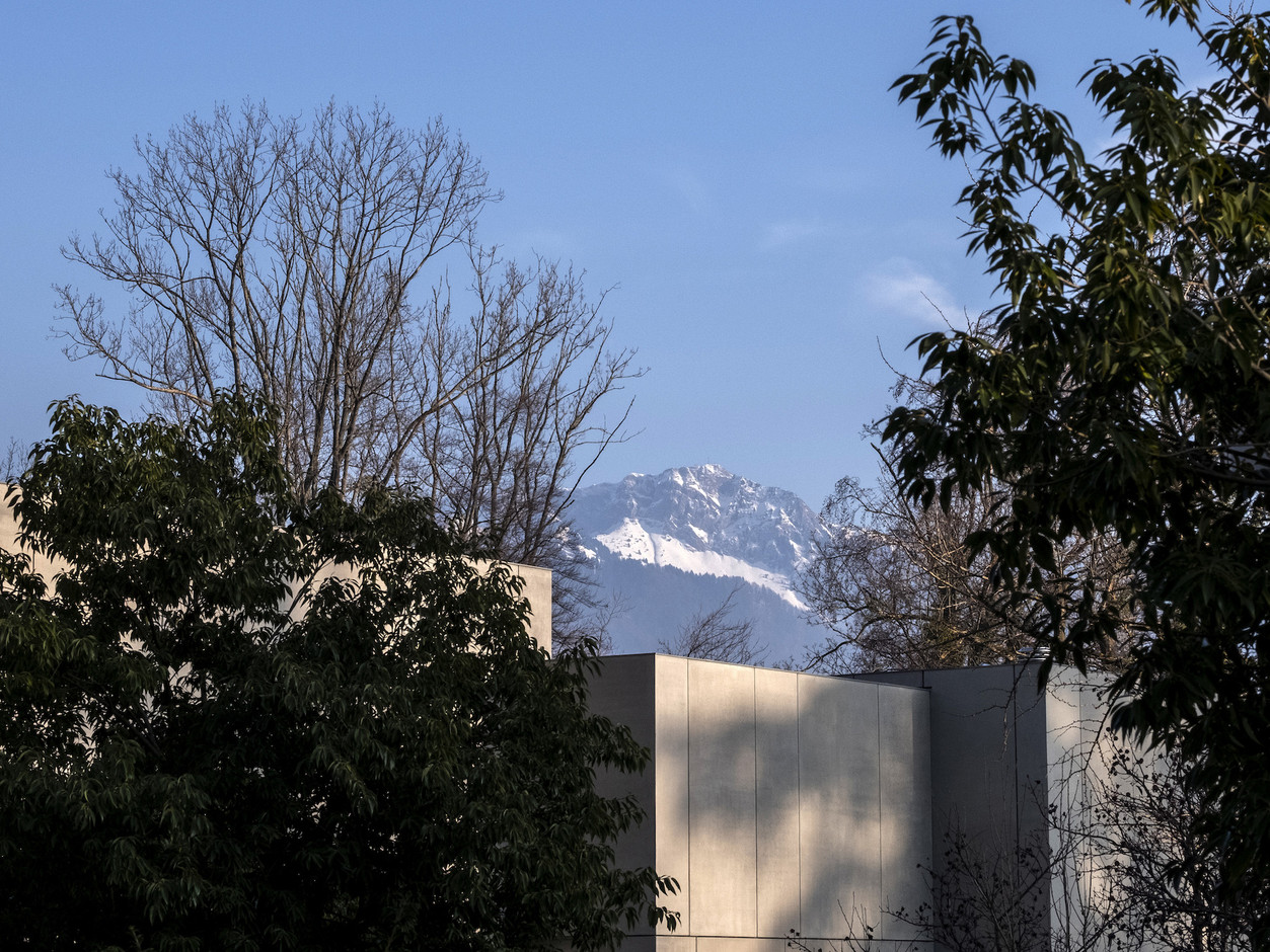 Le Studio est implanté dans le parc depuis lequel les montagnes sont visibles. (Photo: Eric Chenal)