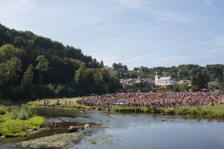 Dans un cadre idyllique, le festival attire chaque année 25 à 30.000 personnes dans un village de 200 âmes. (Photo: Festival international des arts de la rue)
