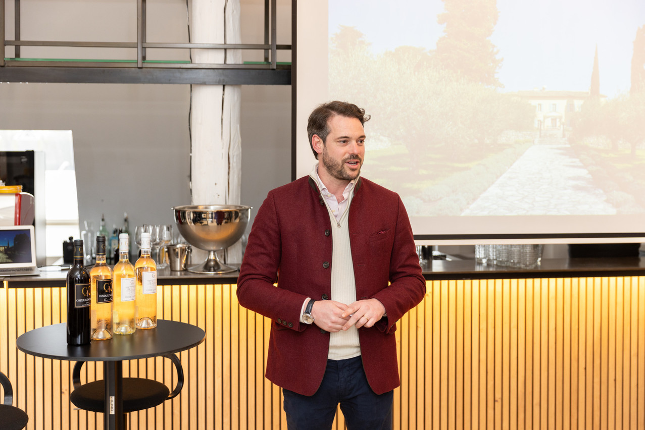 Le Prince Félix explique le travail de la vigne sur le domaine du Château Les Crostes. (Photo: Romain Gamba/Maison Moderne)