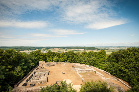 Sur le mont Saint-Jean à Dudelange, il est possible de découvrir les ruines d’un des 18 châteaux construits au Luxembourg. (Photo: Mike Zenari/Ville de Dudelange)