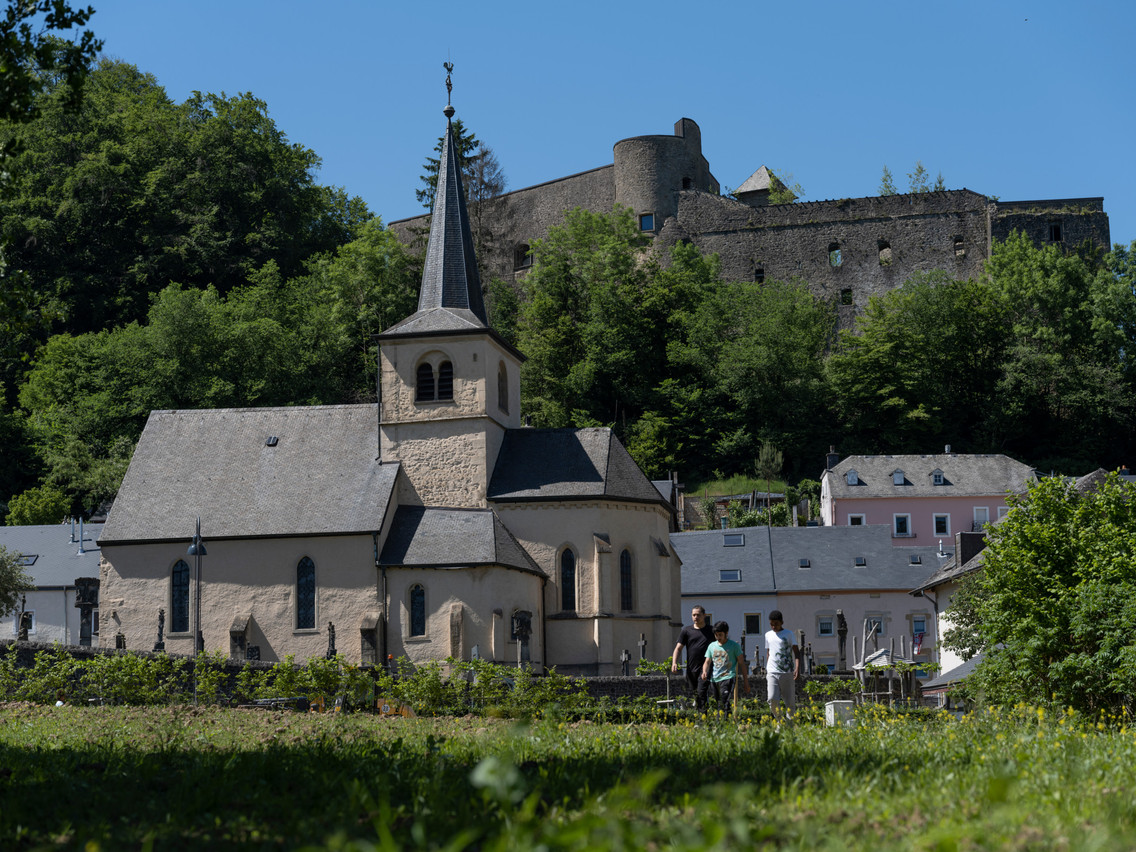 Le château de Septfontaines, qui domine le village de Habscht, est actuellement en vente pour 3,5 millions d’euros. (Photo: Guy Wolff)
