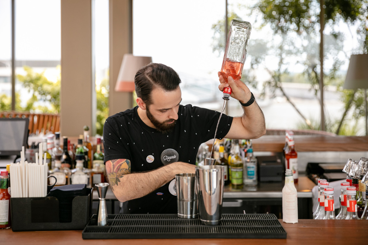 On the rooftop of the Mama Shelter Luxembourg, Ricardo swirls his shakers with a breathtaking view of the Porte de l'Europe district...  (Photo: Romain Gamba/Maison Moderne)