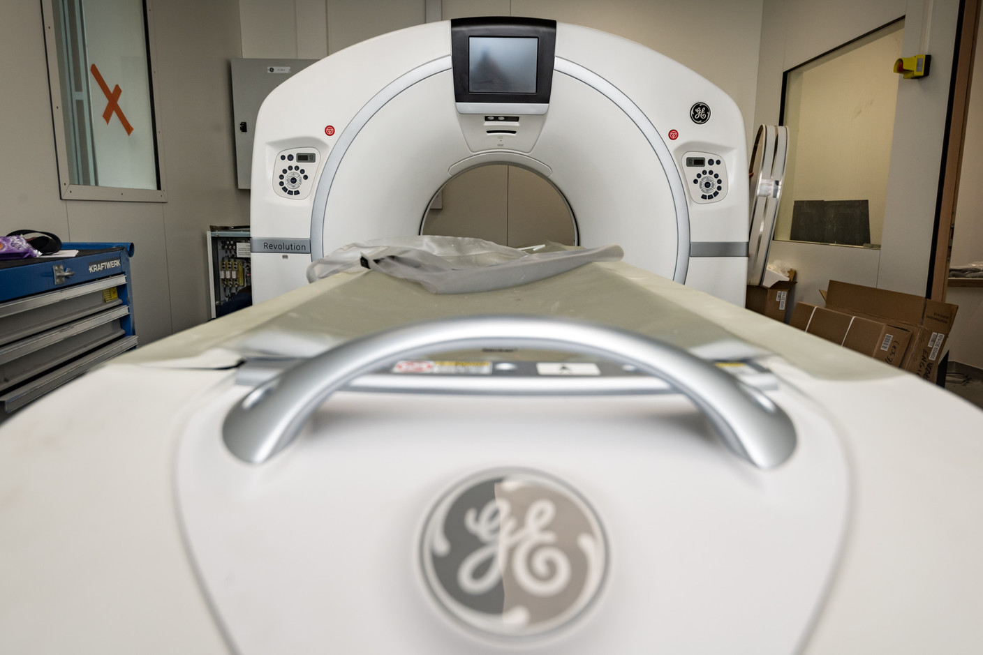 Un scanner dédié aux patients Covid-19 a été acheté en mars. À l’extérieur jusqu’ici, il vient juste d’être ramené au sein de l’unité Covid. (Photo: Nader Ghavami / Maison Moderne)