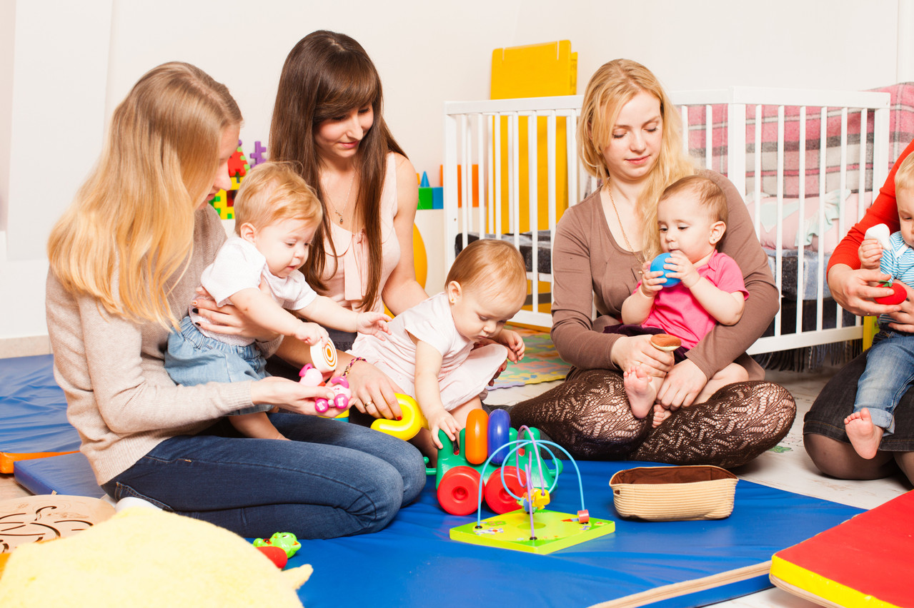 Le taux d’emploi des jeunes mamans a augmenté de 4 à 7%, notamment grâce au chèque-service. (Photo: Shutterstock)