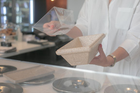 Le paquet de glace d’un litre est démontable pour permettre une réutilisation et un recyclage plus faciles. (Photo: Matic Zorman/Maison Moderne)