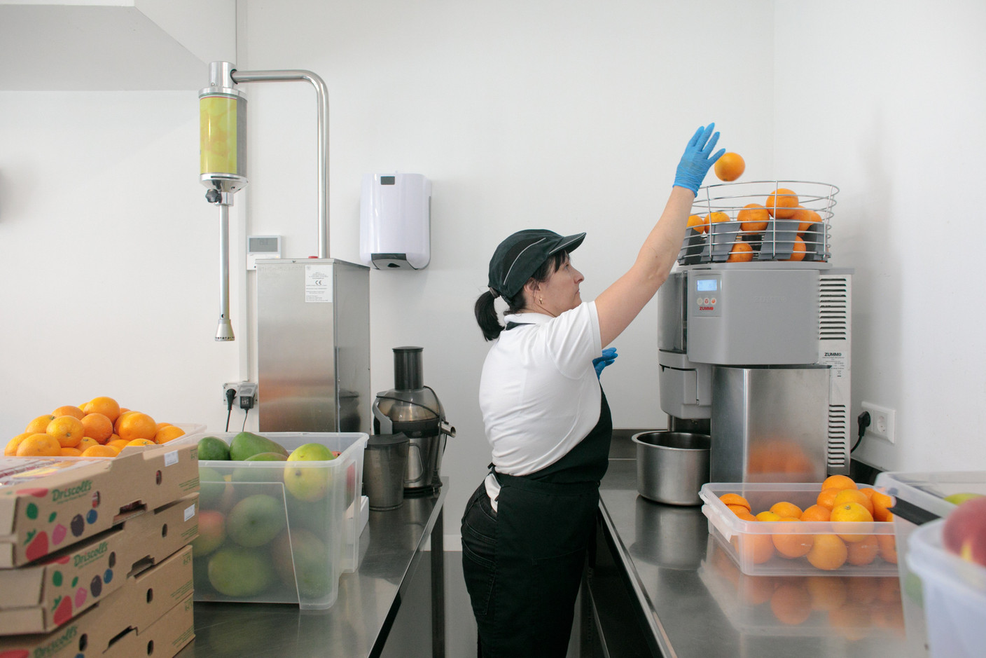 Les fruits frais sont découpés chaque jour dans l’atelier du glacier situé dans le quartier Gare, à Luxembourg. (Photo: Matic Zorman/Maison Moderne)