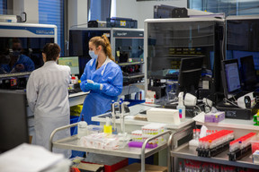 Des coursiers récupèrent régulièrement les prélèvements des tests PCR dans les 50 centres environ et les apportent au laboratoire, à Leudelange. ((Photo: Romain Gamba/Maison Moderne))