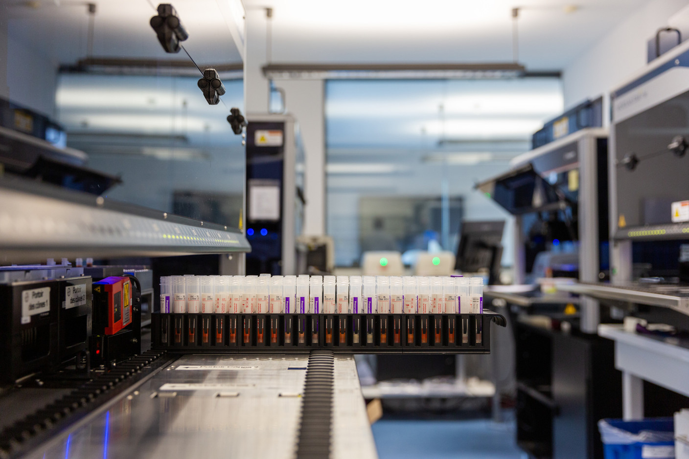 Huit machines permettront bientôt de réaliser 6.000 tests PCR par jour.  (Photo: Romain Gamba / Maison Moderne)