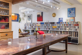 L’ancienne porcherie a été transformée en salon qui abrite une impressionnante collection de CD et une immense table sur laquelle Olivier Messiaen, entre autres, a travaillé. (Photo: Romain Gamba/Maison Moderne)