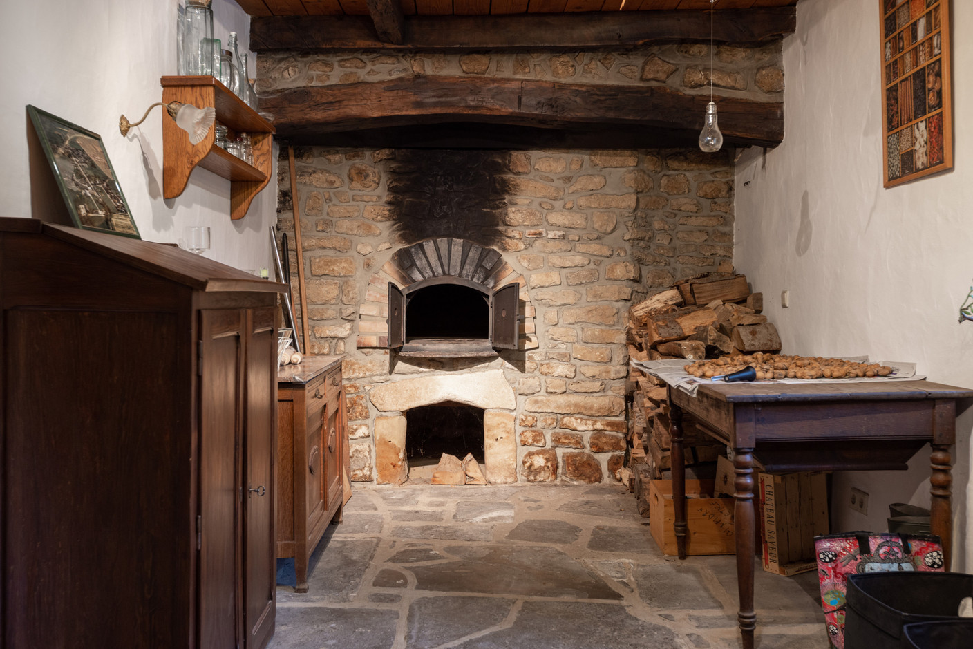 L’ancien four du fumoir est encore réactivé de temps en temps, à l’occasion de grandes fêtes conviviales. (Photo: Romain Gamba/Maison Moderne)