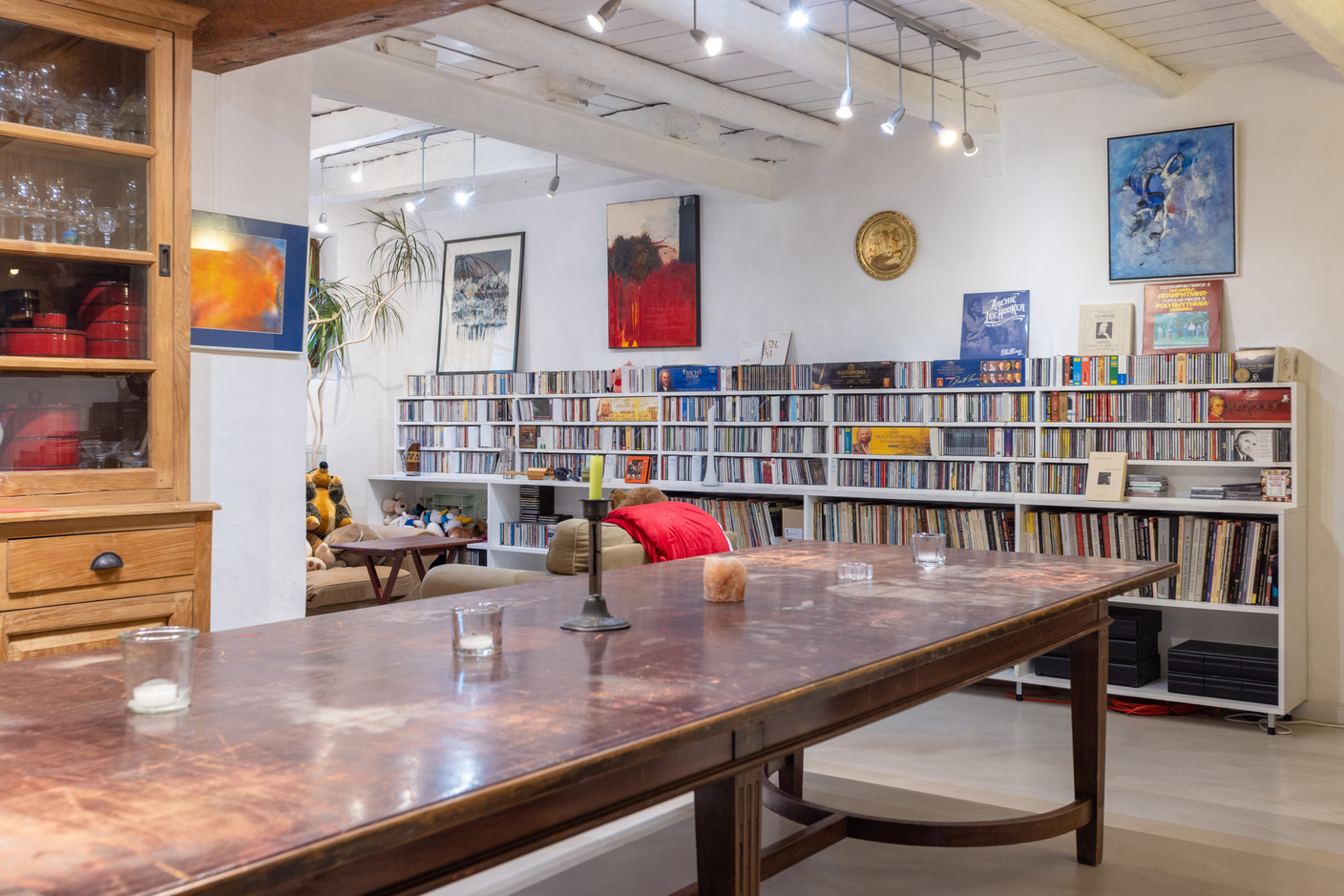 L’ancienne porcherie a été transformée en salon qui abrite une impressionnante collection de CD et une immense table sur laquelle Olivier Messiaen, entre autres, a travaillé. (Photo: Romain Gamba/Maison Moderne)