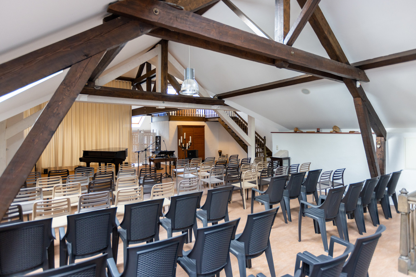 Le grand volume de l’ancienne grange abrite aujourd’hui une salle de concert privée qui peut accueillir jusqu’à 70 invités. (Photo: Romain Gamba/Maison Moderne)