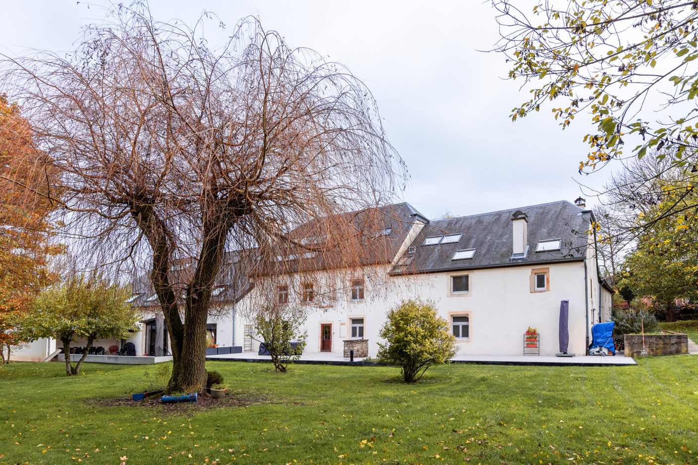 Depuis le jardin, on reconnaît bien les différentes parties de la maison, avec l’ancien corps de ferme et la grange attenante. (Photo: Romain Gamba/Maison Moderne)