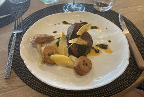 Beef with vegetable charcoal sauce, served with plantain chips, slices and dumplings. Photo: Céline Coubray/Maison Moderne