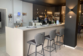 Customers can sit at the counter to watch the chef at work. Photo: Céline Coubray/Maison Moderne