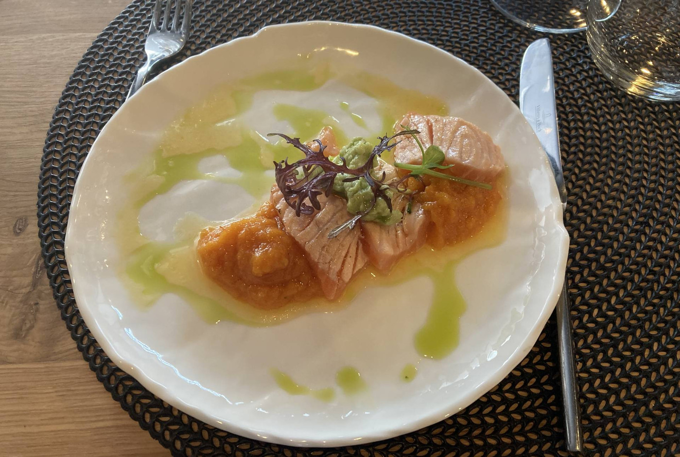 Salmon sashimi, pepper purée and a touch of guacamole. Photo: Céline Coubray/Maison Moderne