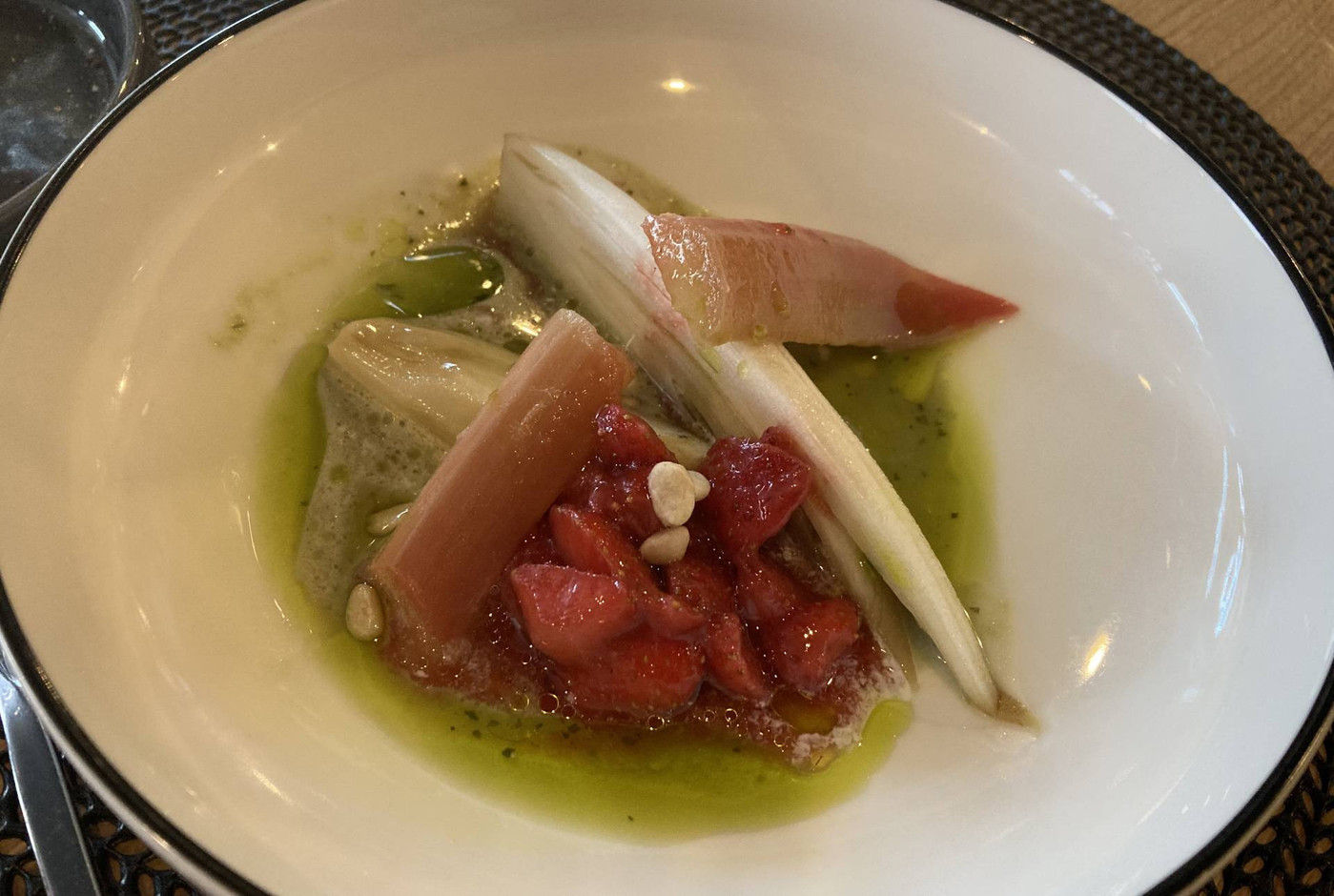 Endives with strawberries and rhubarb. Photo: Céline Coubray/Maison Moderne