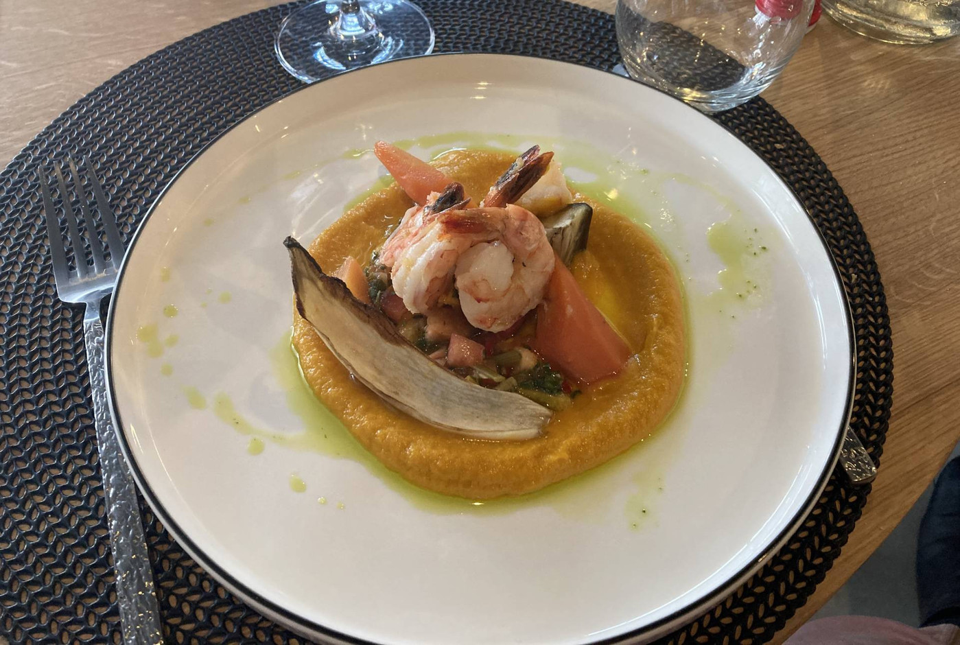Prawns, ginger carrot purée, West Indian sauce and seasonal vegetables. Photo: Céline Coubray/Maison Moderne