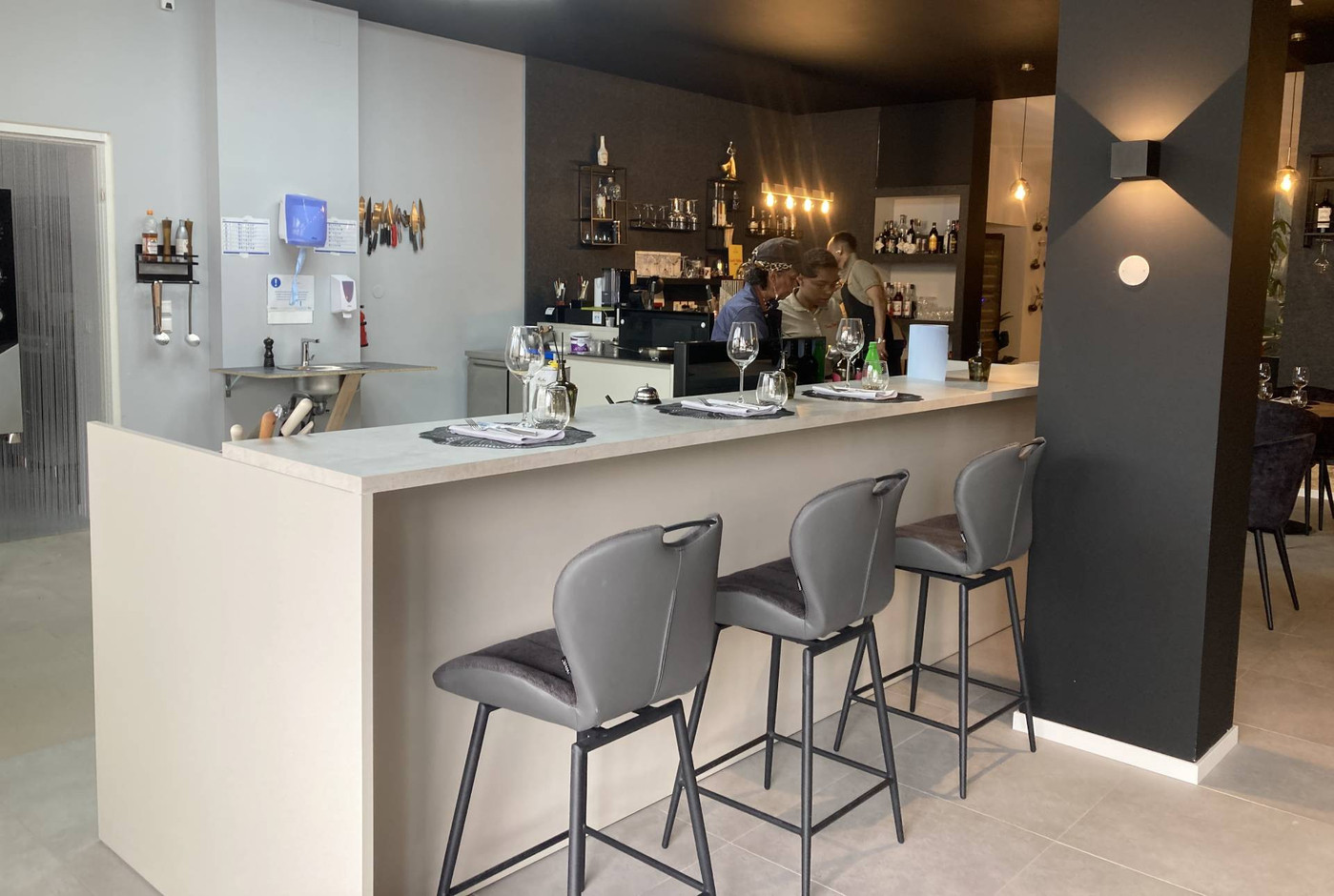 Customers can sit at the counter to watch the chef at work. Photo: Céline Coubray/Maison Moderne
