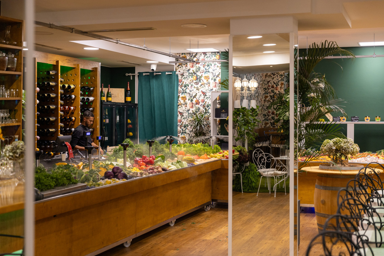 Ce bar qui fait aussi traiteur et fleuriste se veut être un lieu de vie à part entière, situé dans l’ultra-centre de la capitale à deux pas du complexe Royal-Hamilius. (Photo: Romain Gamba/Maison Moderne)
