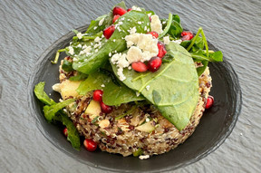 Salade de quinoa, avec feta, pomme, grenade… en proposition pour le brunch. (Photo: Chiche!)