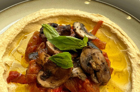 Le Houmous, plat incontournable de la cuisine levantine, accompagné de légumes pour le brunch. (Photo: Chiche!)