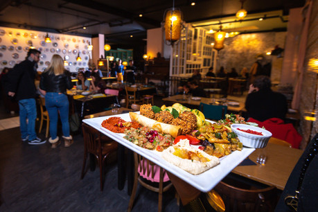 De bons plats levantins et une ambiance enlevée dans un décor bien fait, voilà ce qui fait le succès du projet solidaire Chiche! (Photo: Nader Ghavami)
