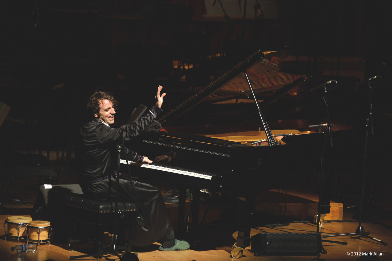 Chilly Gonzales en concert avec le BBC Symphony Orchestra dirigé par Julian Buckley au Barbican, à Londres, en 2012. (Photo: Mark Allan)
