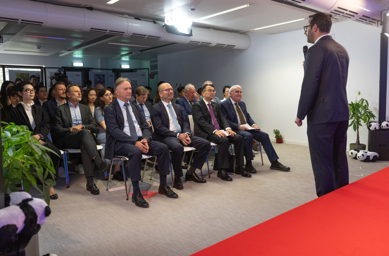 Frank Thome (Ceratizit) on the left in the second row, Paul Schockmel (CEO of IEE), Jean-Marc Goy (chairman of Alfi), the Chinese ambassador to Luxembourg Hua Ning and Dirk Roche, former Irish minister for European affairs and the environment (2002-2011). Photo: Guy Wolff/Maison Moderne