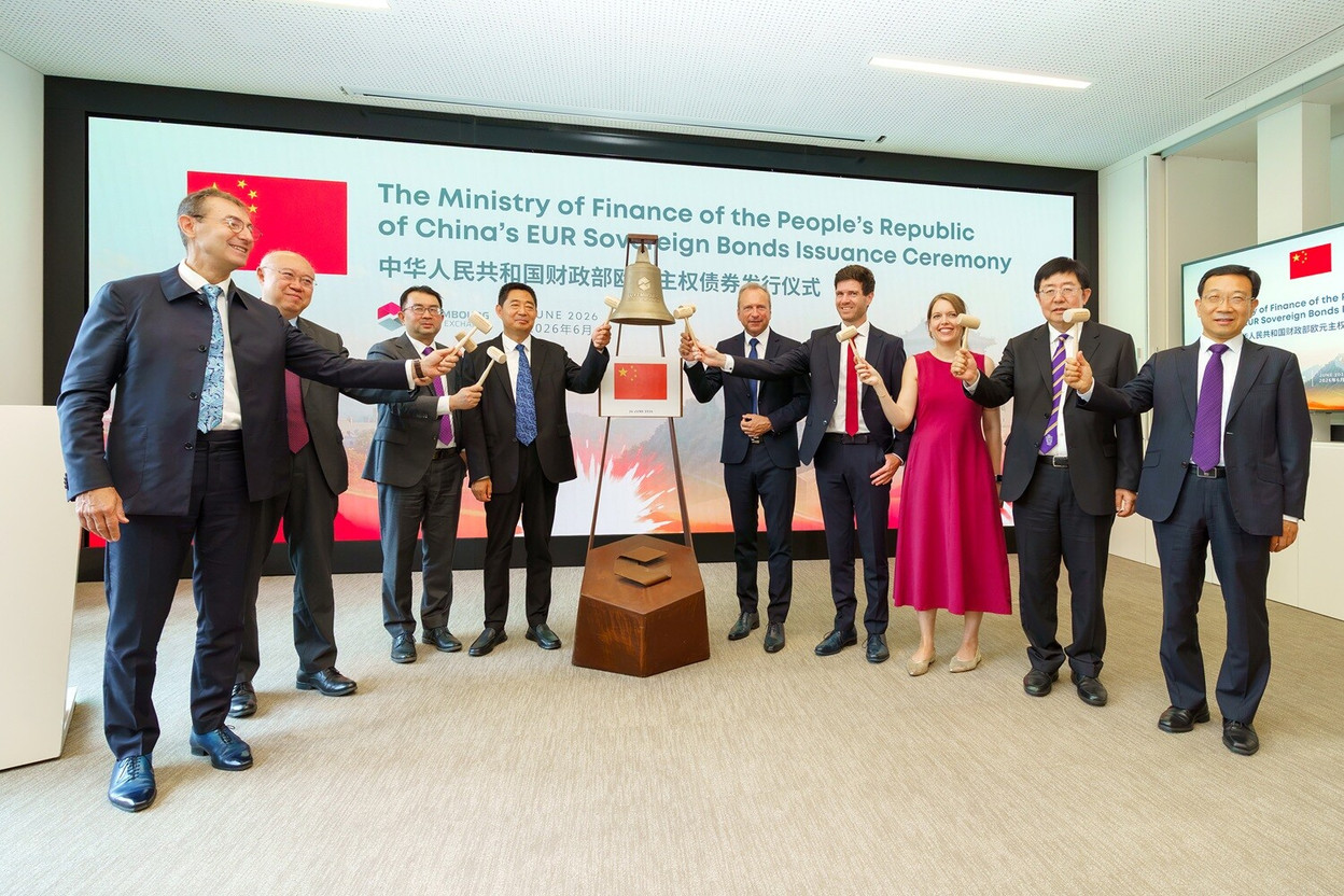 Olivier Bélorgey (Crédit Agricole CIB), Liu Jiandong (Chairman of Bank of China (Europe)), Hua Ning (Chinese ambassador to Luxembourg), Song Qichao (Chinese vice-minister of finance), Gilles Roth (minister of finance), Pierre Schoonbroodt (deputy CEO and CFO of LuxSE), Jennifer de Nijs (ministry of finance), Li Dawei (Chinese ministry of finance) and Yin Jiuyong (vice-president of the Bank of China). (Photo: Luxembourg Stock Exchange)