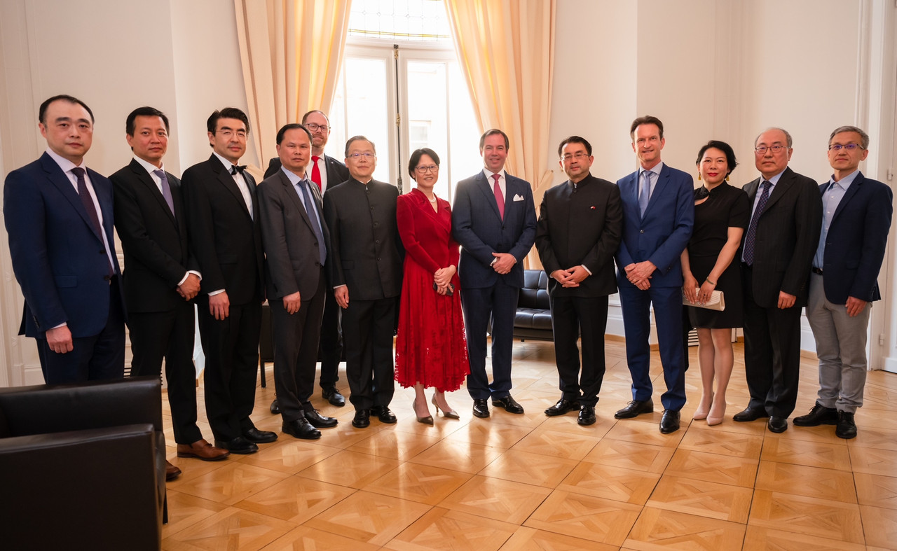 From left to right: Zhiyao Guo (Bank of China Limited, Luxembourg Branch), Xiaowei Zhao (ICBC Luxembourg Branch), Xuejun Mao (China Merchants Bank Luxembourg Branch), Junle Xie (China Construction Bank), Jeffrey Dentzer (BIL), Chen Xu (Bank of China Limited, Luxembourg Branch), Zhujun Xie (ChinaLux), His Royal Highness the Crown Prince of Luxembourg, Ning Hua (Chinese Ambassador to Luxembourg), Carlo Thelen (Luxembourg Chamber of Commerce), Jingdong Liu (Responsible of economic and commercial affairs), Qiang Liu (Bank of communications Luxembourg branch), Baokun Li (China Everbright Bank SA).  (Photo: ChinaLux)
