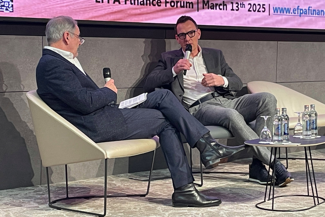 Pascal Rochat (right), CEO of Active Niche Funds, spoke with David Schrieberg (left), CEO and cofounder of VitalBriefing, at the EFPA Finance Forum 2025. Photo: Sylvain Barrette