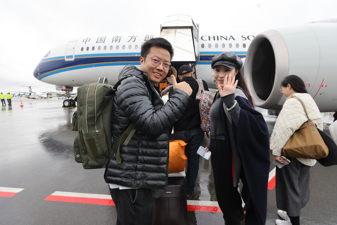 Une centaine de passagers ont embarqué un peu après 15h30 sur le tarmac de Lux-Airport, accueillis par l’équipage de la compagnie Chinese Southern Airlines. (Photo: Guy Wolff/Maison Moderne)