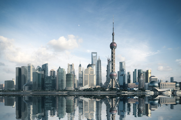 Normalement prévue en 2033, l’arrivée de la Chine à la première place du classement des puissances économiques mondiales devrait avoir lieu dès 2028, selon le CEBR. (Photo: Shutterstock)
