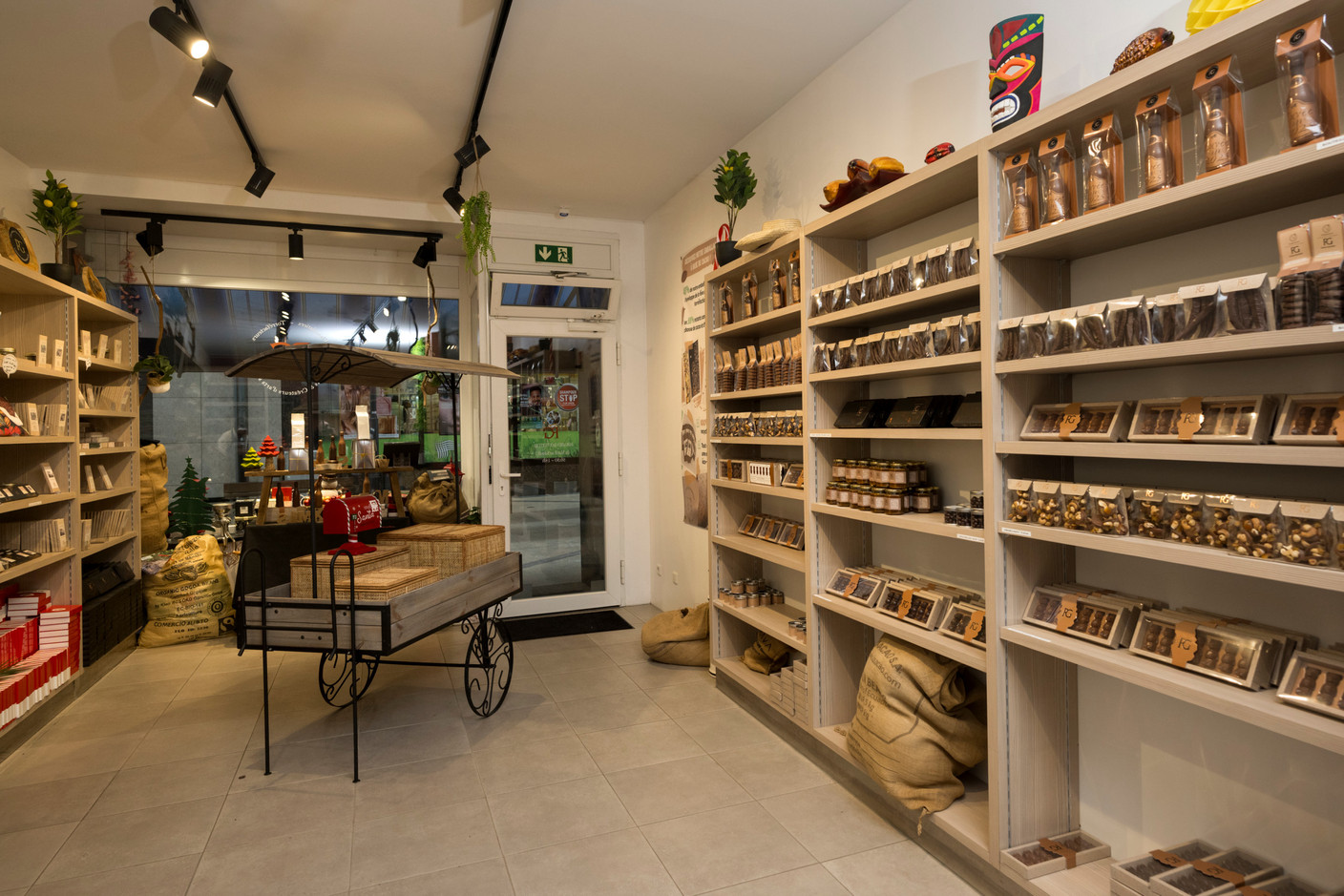 L’intérieur de RG Chocolaterie, située à Dudelange, où Gabriel Mjahed propose ses chocolats élaborés sur place à partir de cacao sélectionné. (Photo: Nader Ghavami/Maison Moderne)