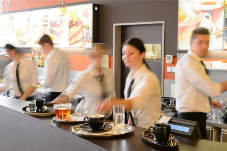 Considérées comme vulnérables, les entreprises des secteurs de l’horeca, du tourisme ainsi que du secteur événementiel, très durement touchées par la crise, pourront bénéficier d’«un accès accéléré au chômage partiel de source structurelle, sans limitation du nombre de salariés qui y auront droit». (Photo: Shutterstock)