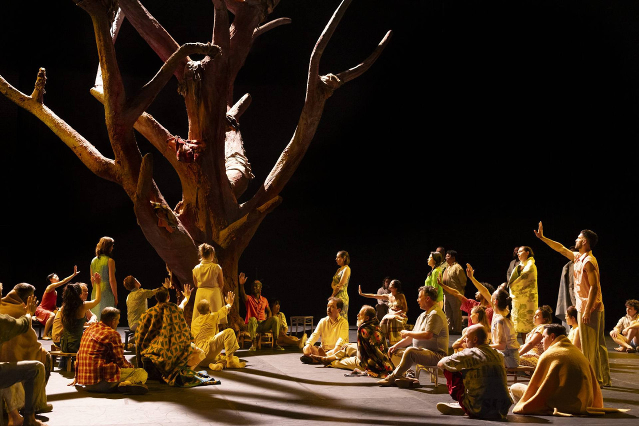 On stage, a gigantic tree trunk plays an important role in the show. Photo: Koen Broos
