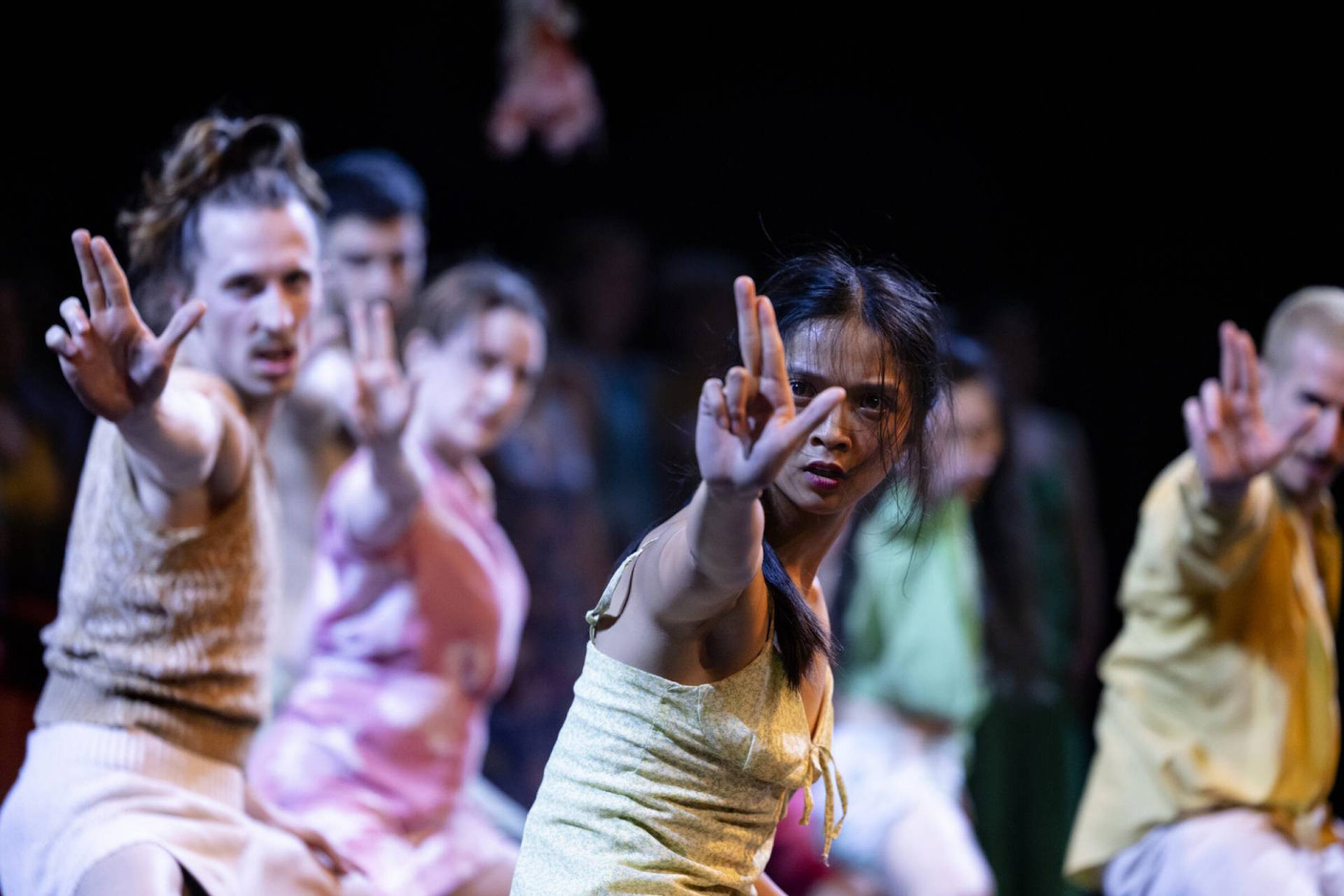 “Ombra” is performed by the dancers of Opera Ballet Vlaanderen. Photo: Koen Broos