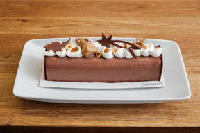 With its shortcrust pastry, chocolate biscuit, almond crumble, vanilla crème brûlée and milk mousse, the Wendy log will delight gourmands. (Photo: Patricia Pitsch/Paperjam)