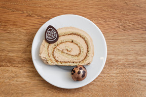 Cocottes offers a rolled log, with a tightly packed joconde biscuit delicately soaked in coffee syrup. (Photo: Patricia Pitsch/Paperjam)
