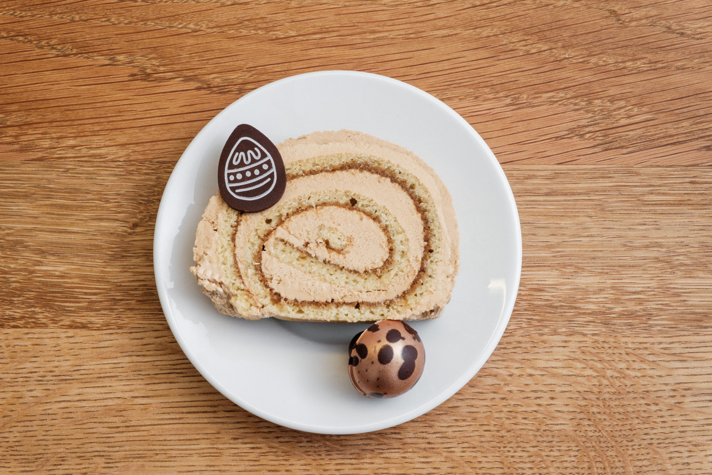 Cocottes offers a rolled log, with a tightly packed joconde biscuit delicately soaked in coffee syrup. (Photo: Patricia Pitsch/Paperjam)