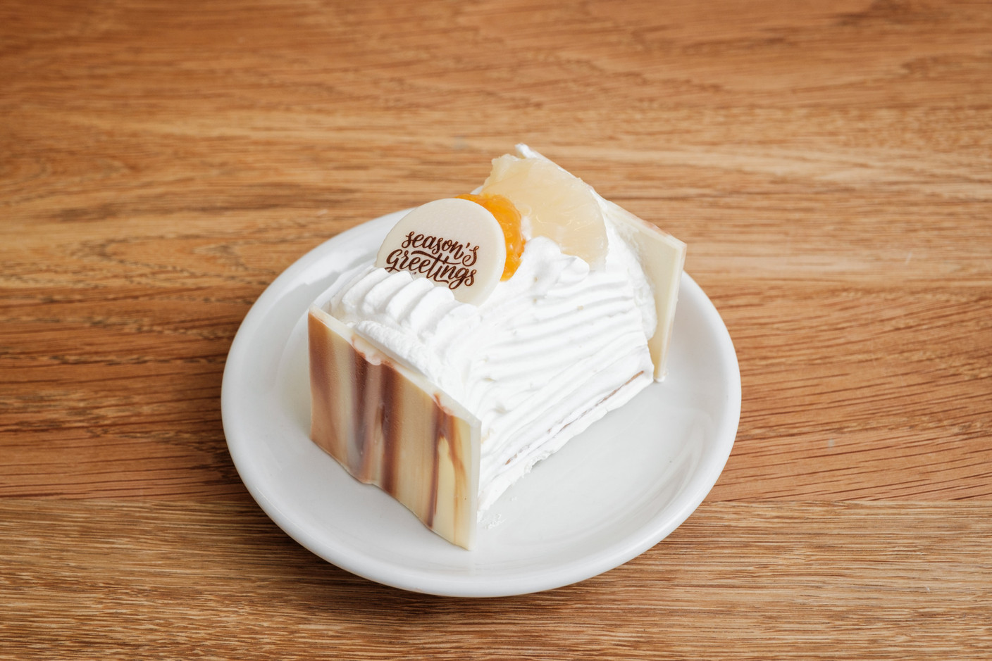 The Delhaize fruit log: a simple, classic version, with a light sponge cake, a dollop of whipped cream and jellied fruit.  (Photo: Patricia Pitsch/Paperjam)